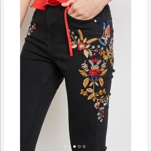 BRAND NEW!!! Topshop Jamie Embroidered Black Jeans